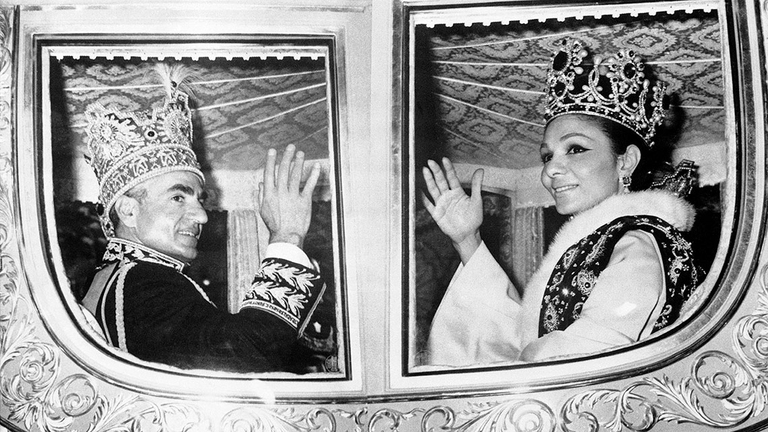 1 novembre 1967. Re e regina dell'Iran in carrozza dopo l'incoronazione. La corona di Farah Diba ha 3.755 pietre preziose: 1.469 diamanti, 177 rubini, poi perle e smeraldi. © Bettmann/Corbis
