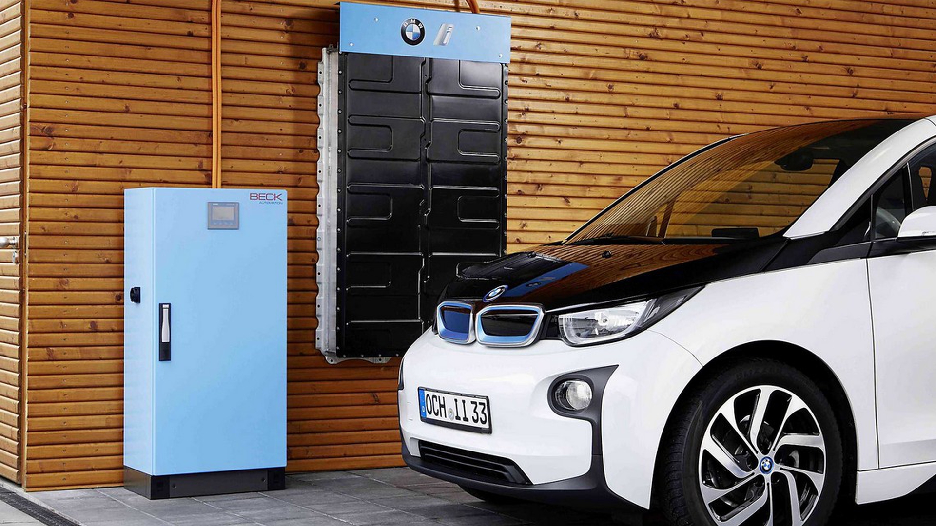 Ricaricare l'auto elettrica in casa: nuove disposizione dell'Unione Europea