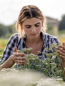 La cosmetica che promuove l’agricoltura rigenerativa biologica