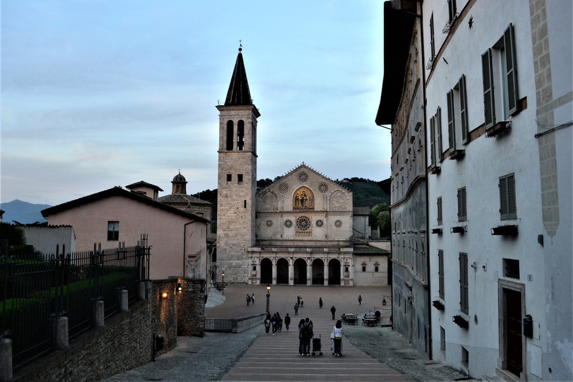 Spoleto, una panoramica della piazza del Duomo al tramonto