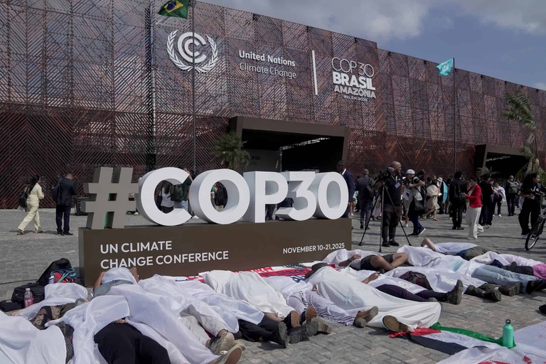Una manifestazione di fronte all'ingresso della Cop30 a Belém, in Brasile