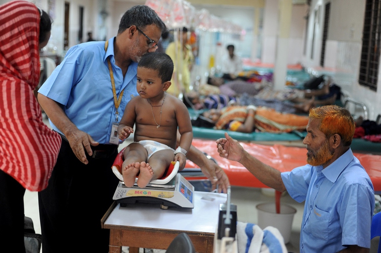Bambino in ospedale in India