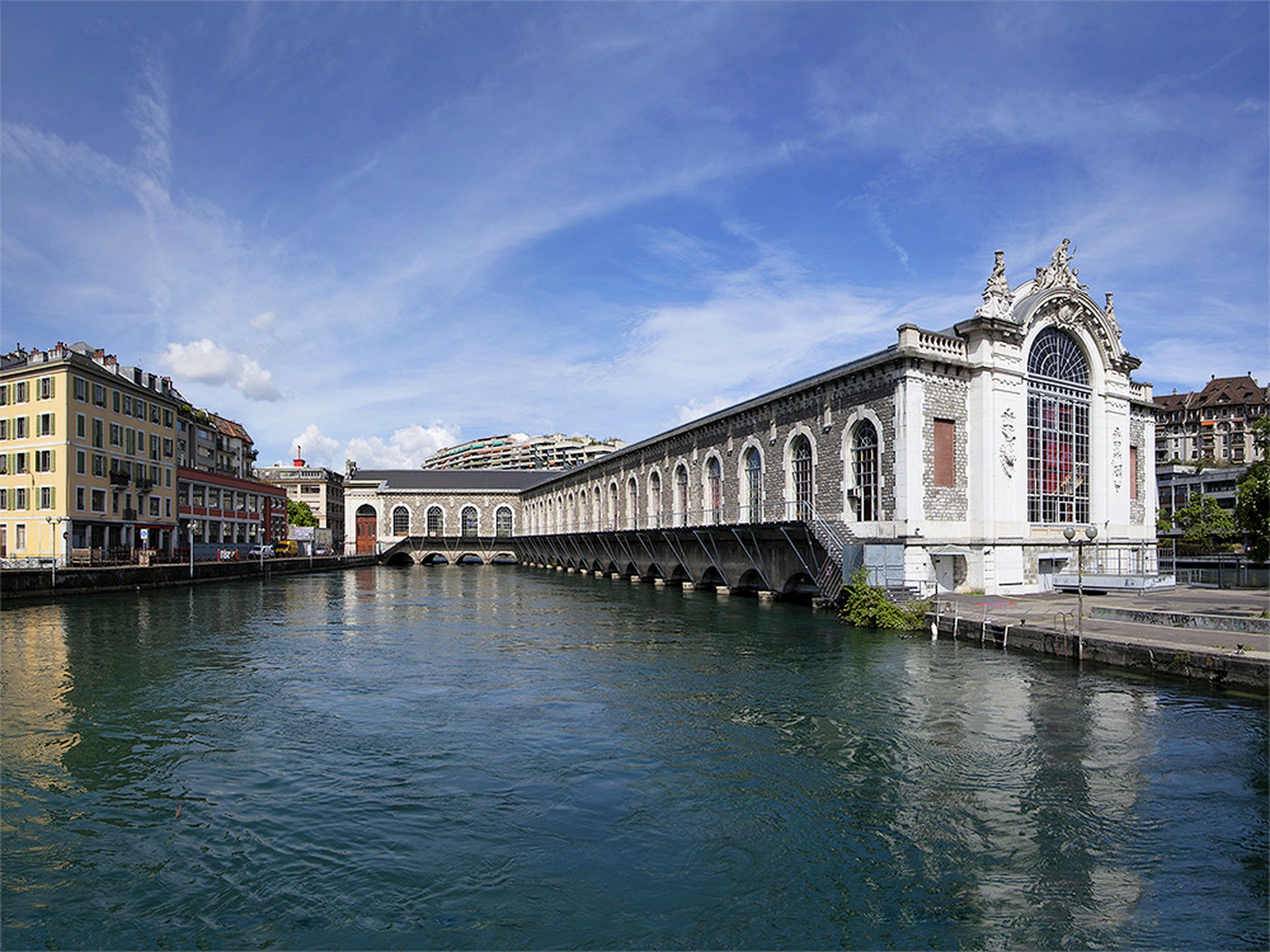 Batiment des Forces Motrices sul lago di ginevra