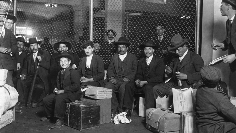 Emigranti italiani a Ellis Island, l'isolotto della baia  di New York che accoglieva i migranti europei nei primi anni del '900: oggi ospita il museo dell'emigrazione italiana © GettyImages