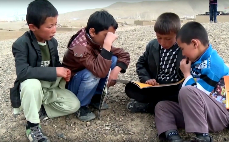 bimbi afgani leggono libri