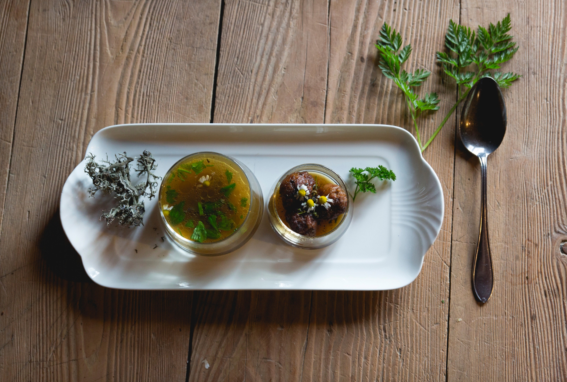 Cucinare con le erbe selvatiche raccolte durante il foraging è salutare