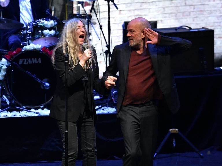 Patti Smith e Michael Stipe sul palco.