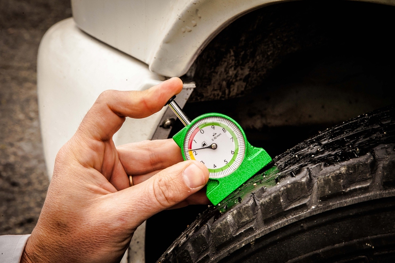 Si chiama calibro di profondità o profondimetro lo  strumento che permette facilmente  di misurare la profondità del battistrada che per legge non può essere inferiore a 1,6 mm. © Assogomma