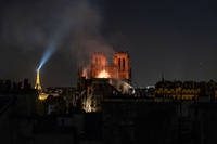 Parigi brucia. Le emozioni e la paura della sera del disastro di Notre Dame