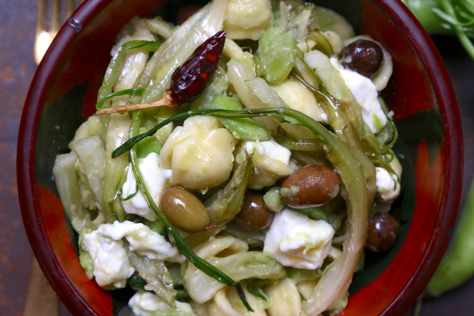 Orecchiette alle puntarelle e fave con olive e primo sale. La ricetta