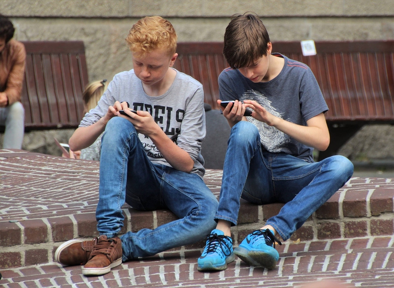 ragazzi smartphone 