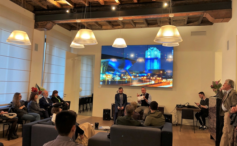 Ospite dell'opening party a Casa Lago Bmw con uno speech sui temi dell'innovazione e sostenibilità nel mondo automotive tenuto da Marco Di Gregorio, Corporate communication manager e da Roberto Sposini, giornalista di LifeGate. ©LifeGate