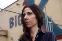 Il viaggio di PJ Harvey tra i dimenticati di A dog called money