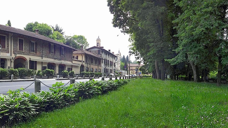 Il fascino del centro storico di Canonica, oggi frazione del Comune di Triuggio che si incontra a una decina di chilometri a nord di Monza risalendo la valle del Lambro, risiede, oltre che nello spettacolare colpo d'occhio offerto dal prospetto principale della Villa Taverna, nella quasi totale preservazione dell'impianto unitario e armonico cinquecentesco. Segue una cortina di case rustiche che, sebbene ristrutturate e per lo più riadattate a locali di ristorazione, hanno mantenuto la loro fisionomia storica. Davanti alle case si apre un piccolo parco che si affaccia sul fondo della valle e dal quale, tra le fronde boscose, si può scorgere di tanto in tanto il fiume Lambro.