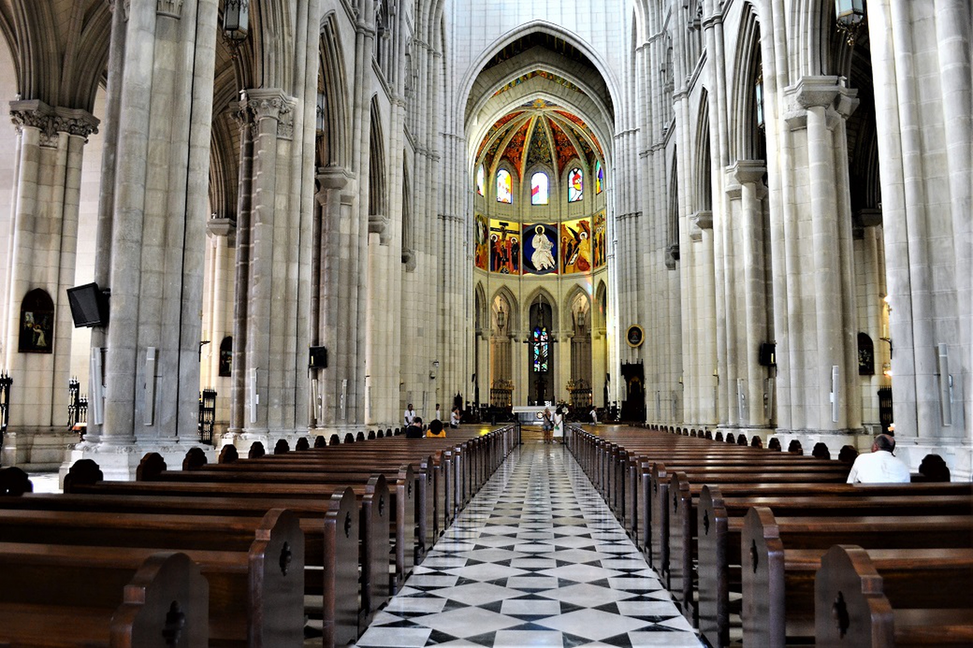 La cattedrale dell'Almudena è il duomo di Madrid