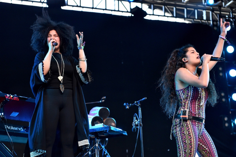 Le Ibeyi sul palco del Coachella festival.