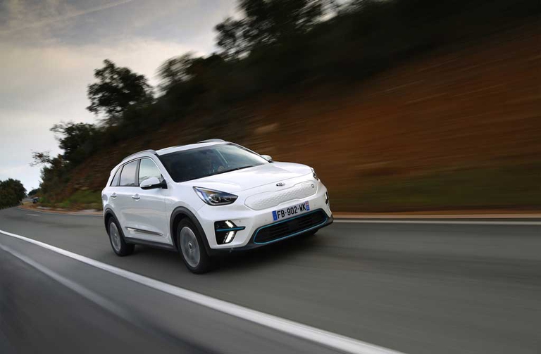 Kia e-Niro è la versione elettrica del crossover coreano, già disponibile nei modelli ibrido e ibrido-plug-in. Con 455 chilometri di autonomia e una potenza di 204 cavalli si posiziona nella fascia più attraente del mercato elettrico attuale. © Kia Motors