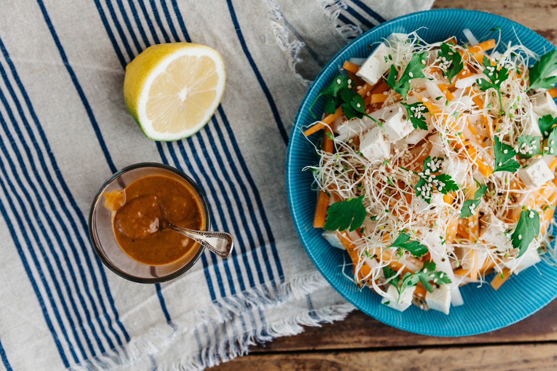 Insalata di daikon e carote con salsa di arachidi