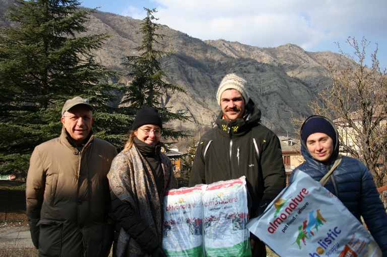 Almo Nature consegna il mangime agli allevatori