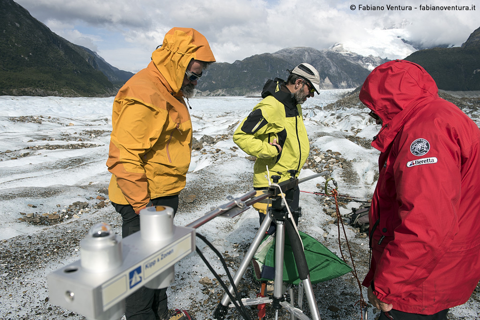 Il geologo Andrea Tamburini durante i monitoraggi del ghiacciaio Exploradores in Cile