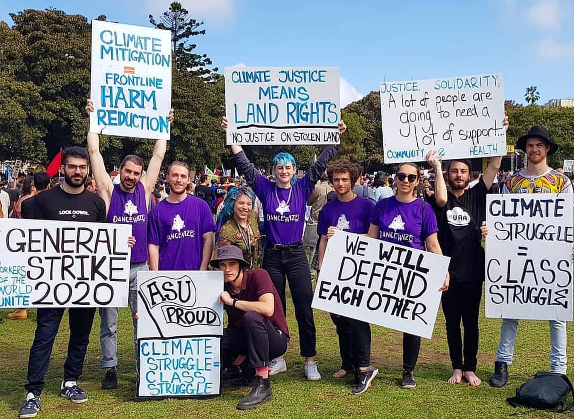 Un gruppo di ragazzi allo sciopero in Australia