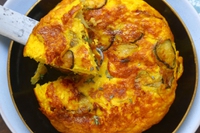 La ricetta della frittata alta con verdure, zafferano e olio essenziale di timo