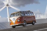 Torna il pulmino Volkswagen simbolo degli hippie. Per nuovi, elettrizzanti, viaggi
