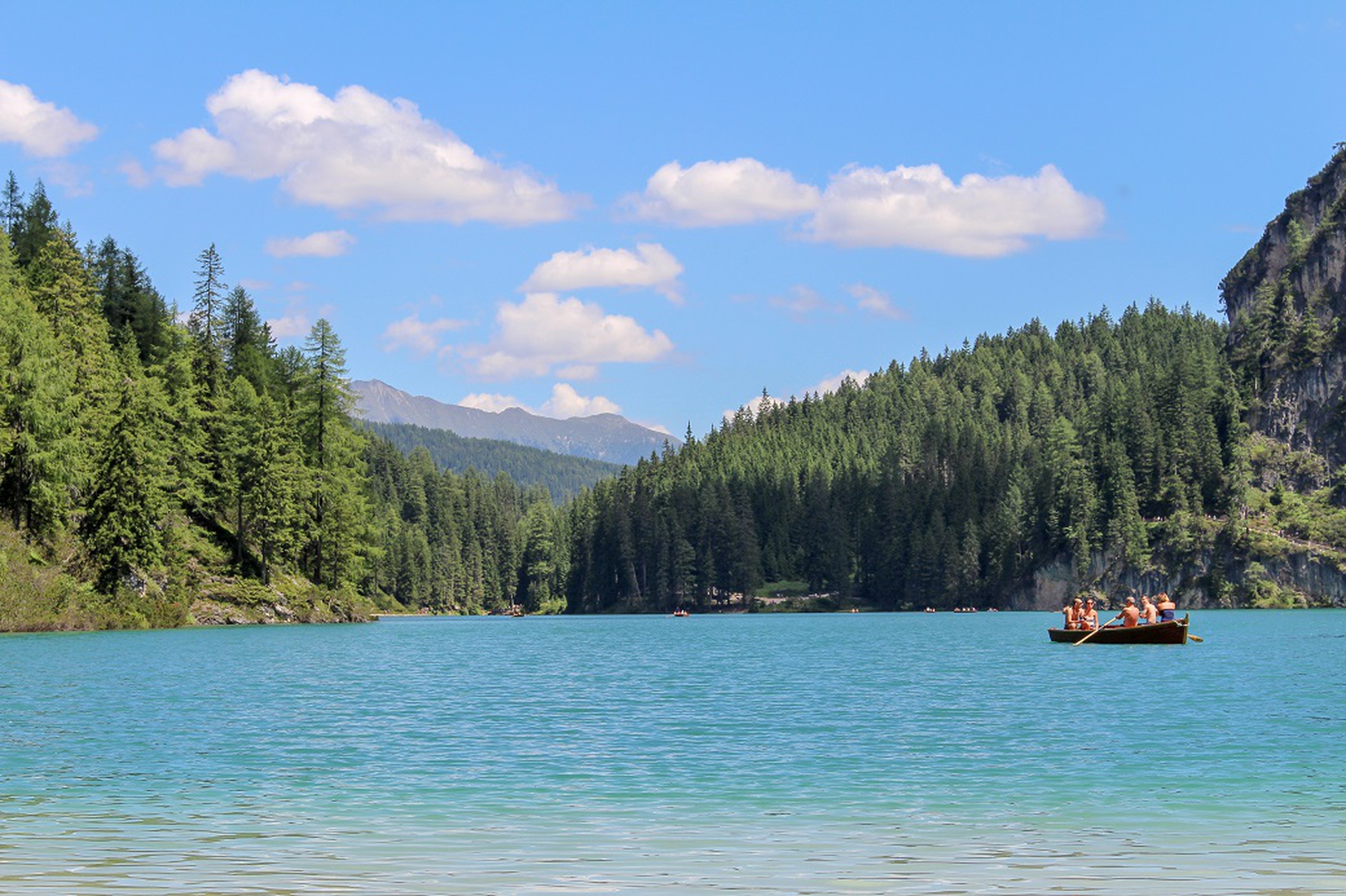 Il lago di Braies è a 1.496 m s.l.m. nel comune di Braies, a circa 97 chilometri da Bolzano