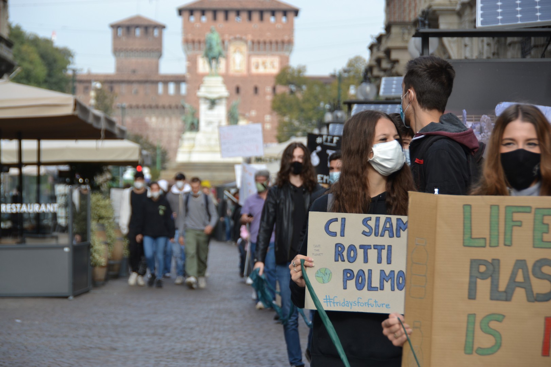 Il distanziamento sociale durante lo sciopero del 9 ottobre a Milano