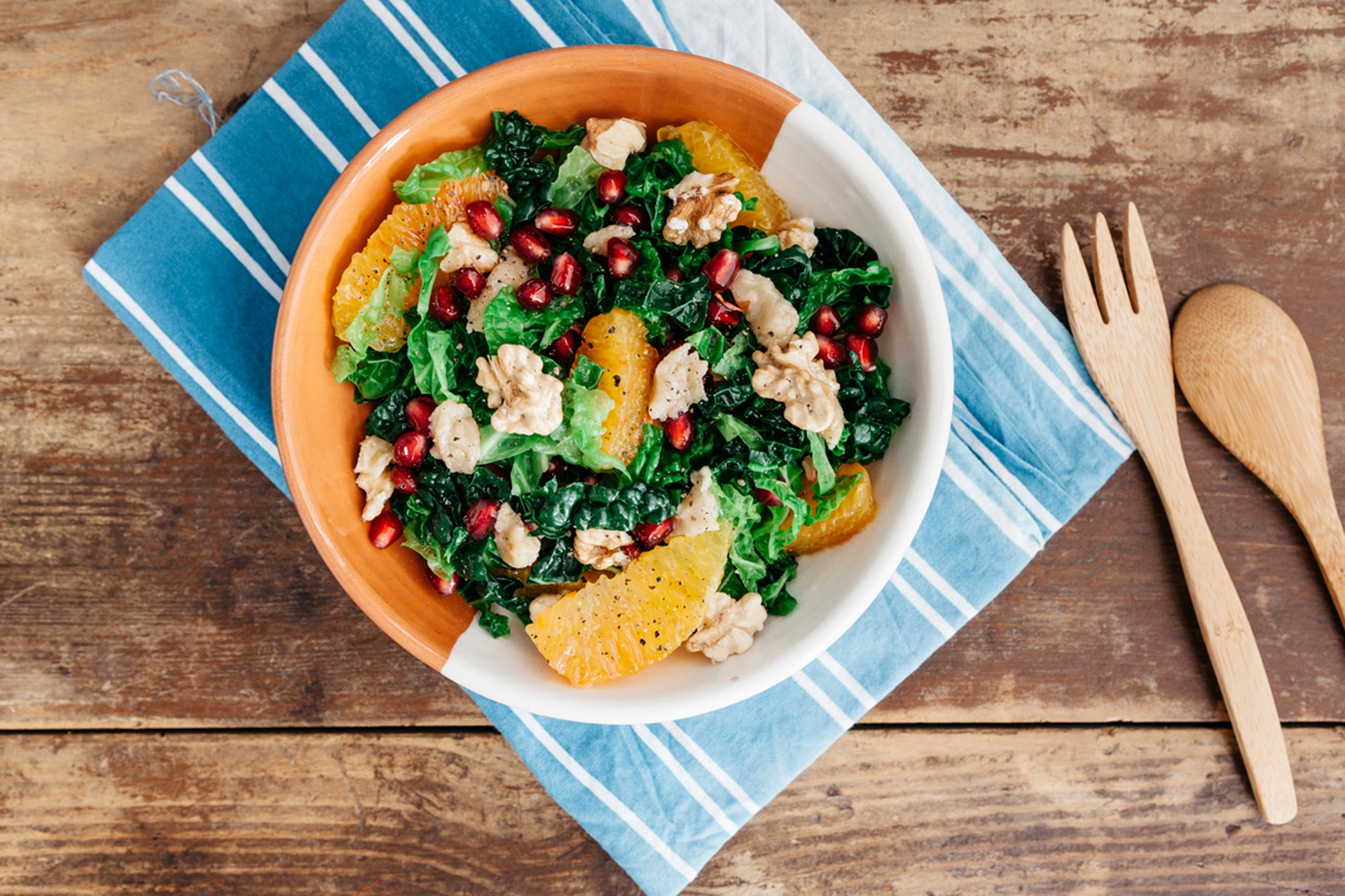 Insalata di verza, cavolo nero, arance e noci