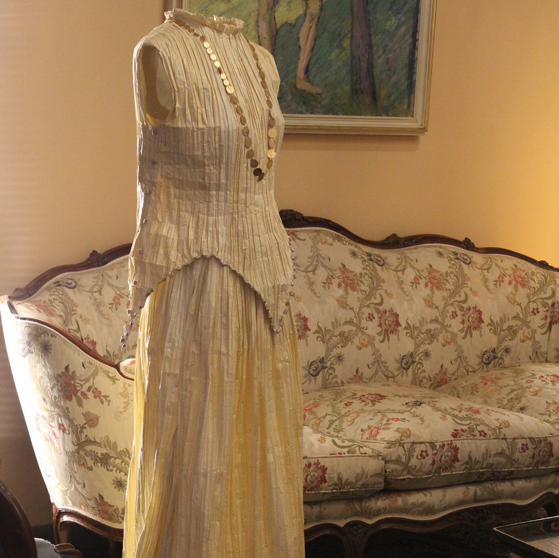 La collezione di abiti in carta alla Villa Necchi Campiglio