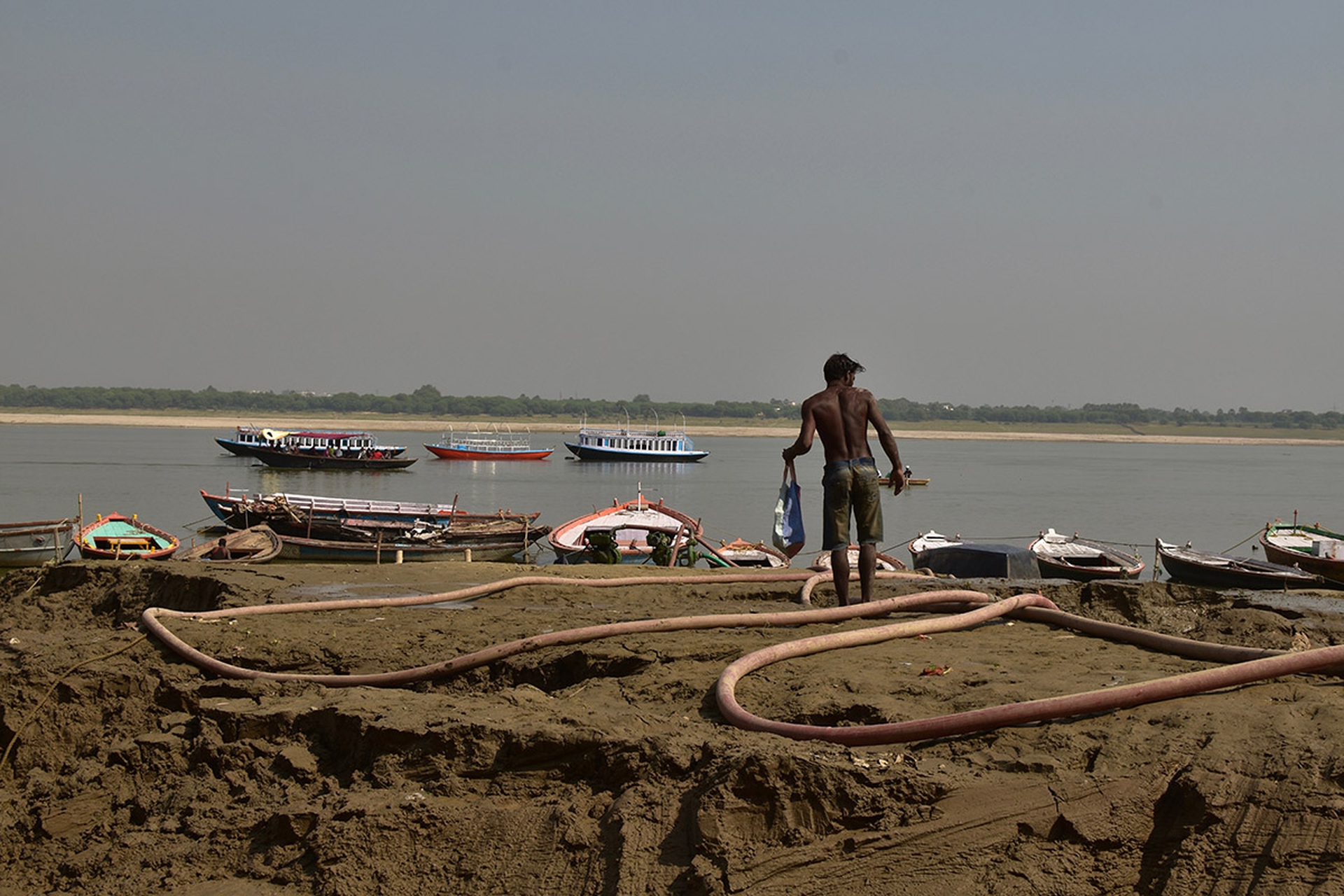 La pulizia del Gange dal fango