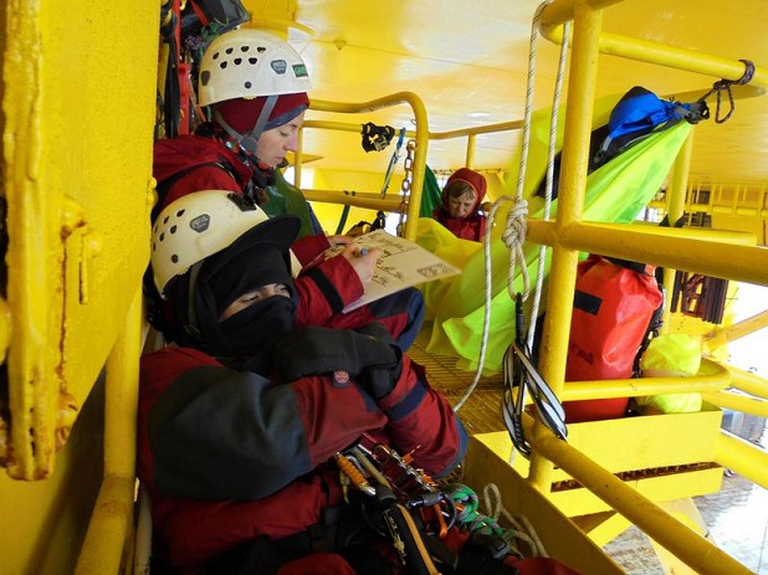 Six Greenpeace Climbers Scale Shell's Arctic-Bound Oil Rig