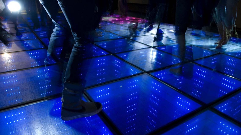Pista da ballo sostenibile, produce energia elettrica dal movimento delle persone che ballano