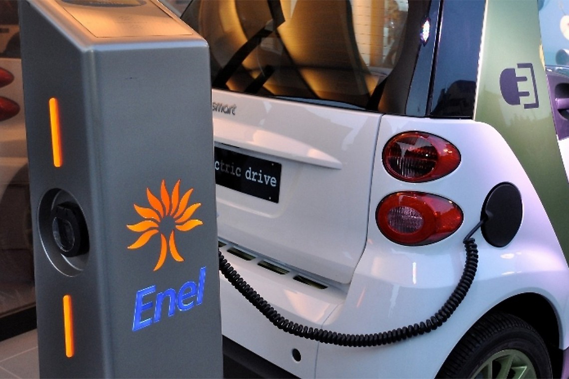 Auto elettriche in autostrada, arrivano le colonnine per i viaggi a lungo raggio