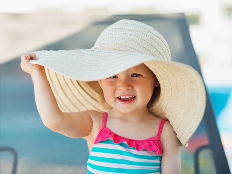 Il cappello è indispensabile per proteggere i bambini da caldo e sole