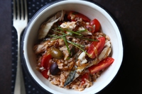 La ricetta dell’insalata di farro con olive, sgombro agrodolce e datterini