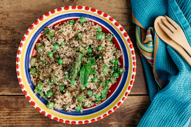 insalata di quinoa con asparagi e piselli 