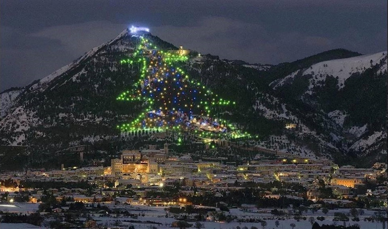 albero di luci di Gubbio