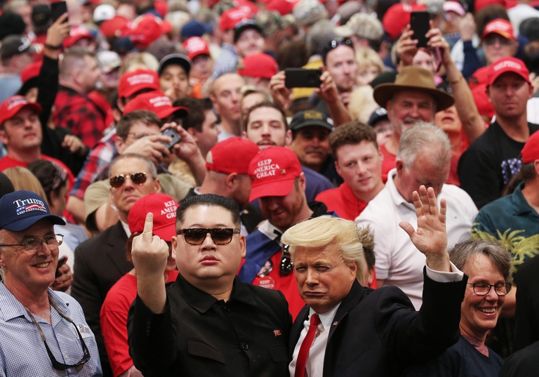 Imitatori vestiti da Donald Trump e dal leader nordcoreano Kim Jong Un a un raduno della campagna Trump a Las Vegas nel febbraio 2020