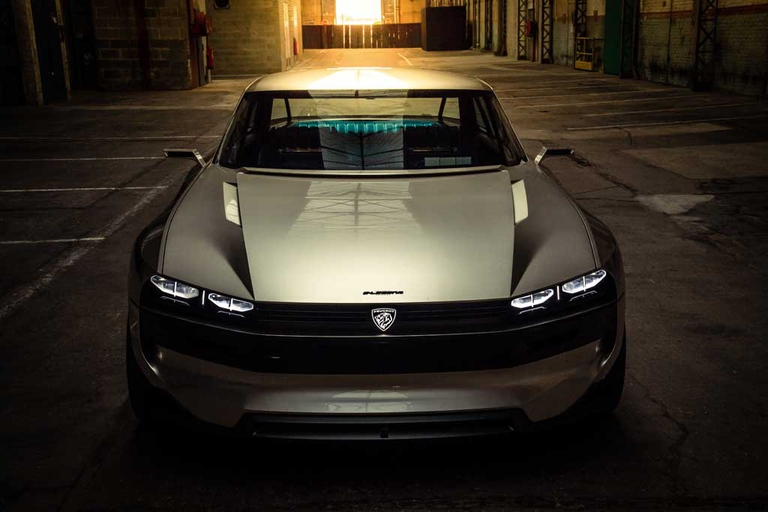 Ispirata all'iconica Peugeot Coupé 504, e-LEGEND, utilizza una nuova piattaforma elettrica con trazione integrale su tutte le ruote e un motore elettrico alimentato da un pacco batterie da 100 kWh.