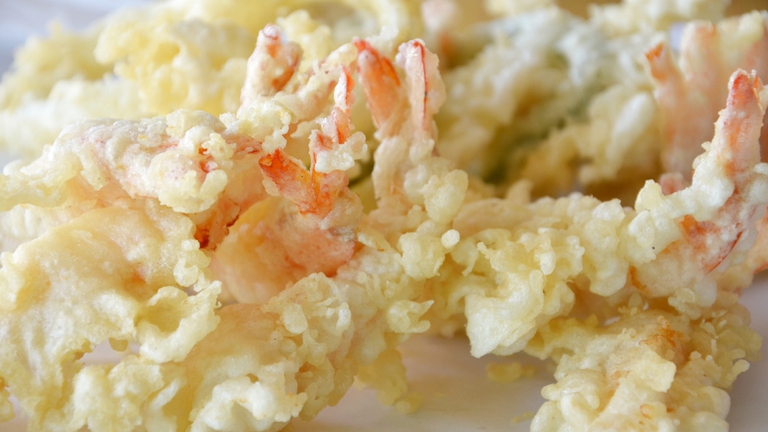 Facendo cadere un po’ di pastella su ogni pezzo durante la cottura si ottiene il tipico effetto increspato del tempura giapponese. © Ingimage