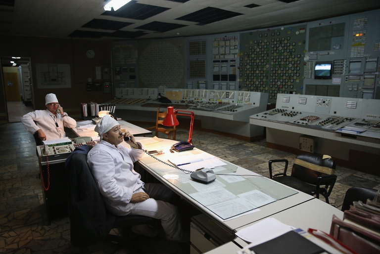 Due tecnici al lavoro nella sala di controllo della centrale di Chernobyl. Il sito necessiterà di manutenzione ancora per decenni. La foto è stata scattata il 29 settembre 2015 ©Sean Gallup/Getty Images