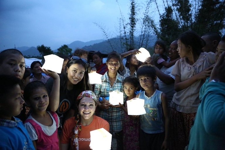 Lanterne solari prodotte da Solight Design in un campo profughi in nepal