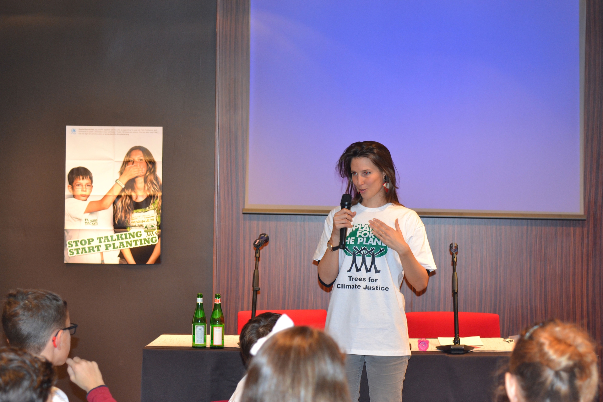 Una co-moderatrice presenta l'accademia