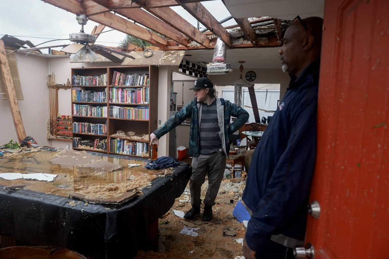 Una casa distrutta da uno dei tornato che ha preceduto l'arrivo dell'uragano MIlton in Florida