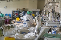 Coronavirus, record di morti in un giorno in Italia e negli Stati Uniti