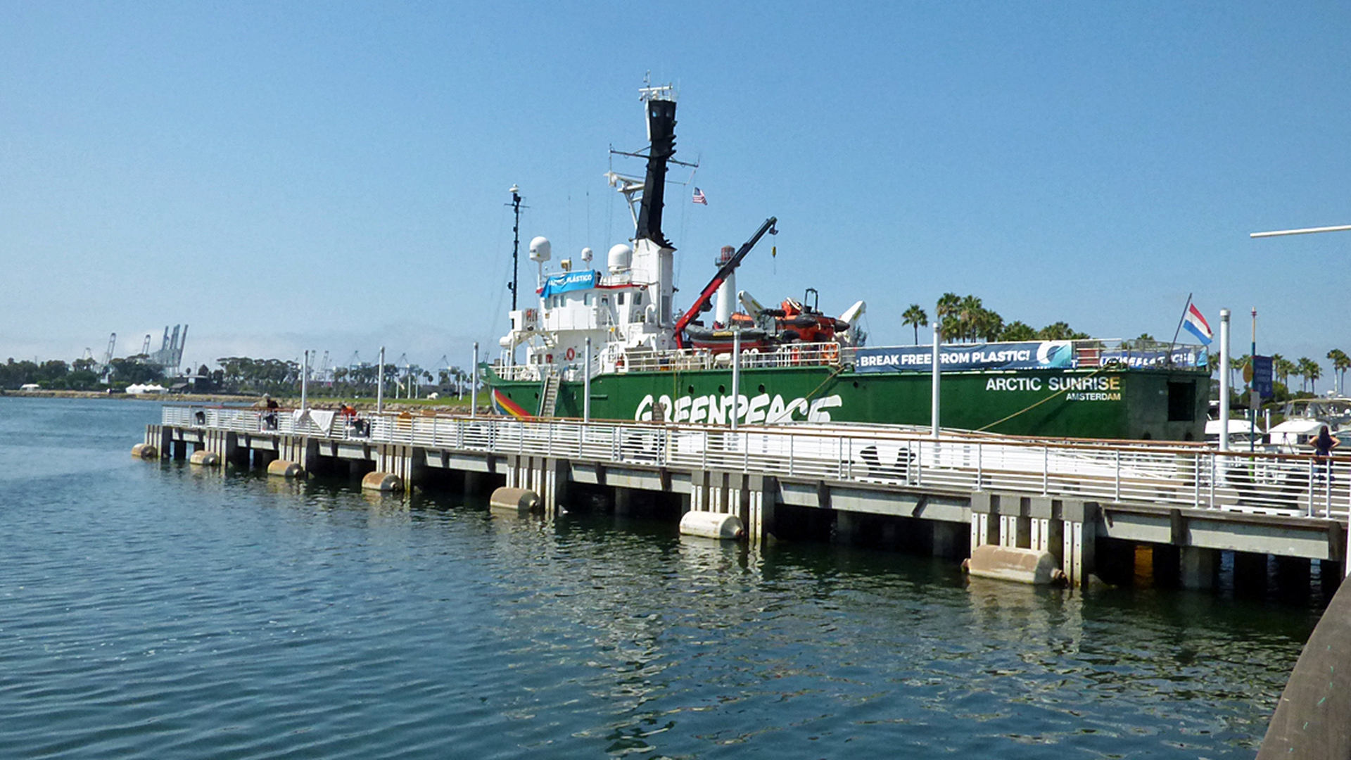Nave Greenpeace al porto Long Beach