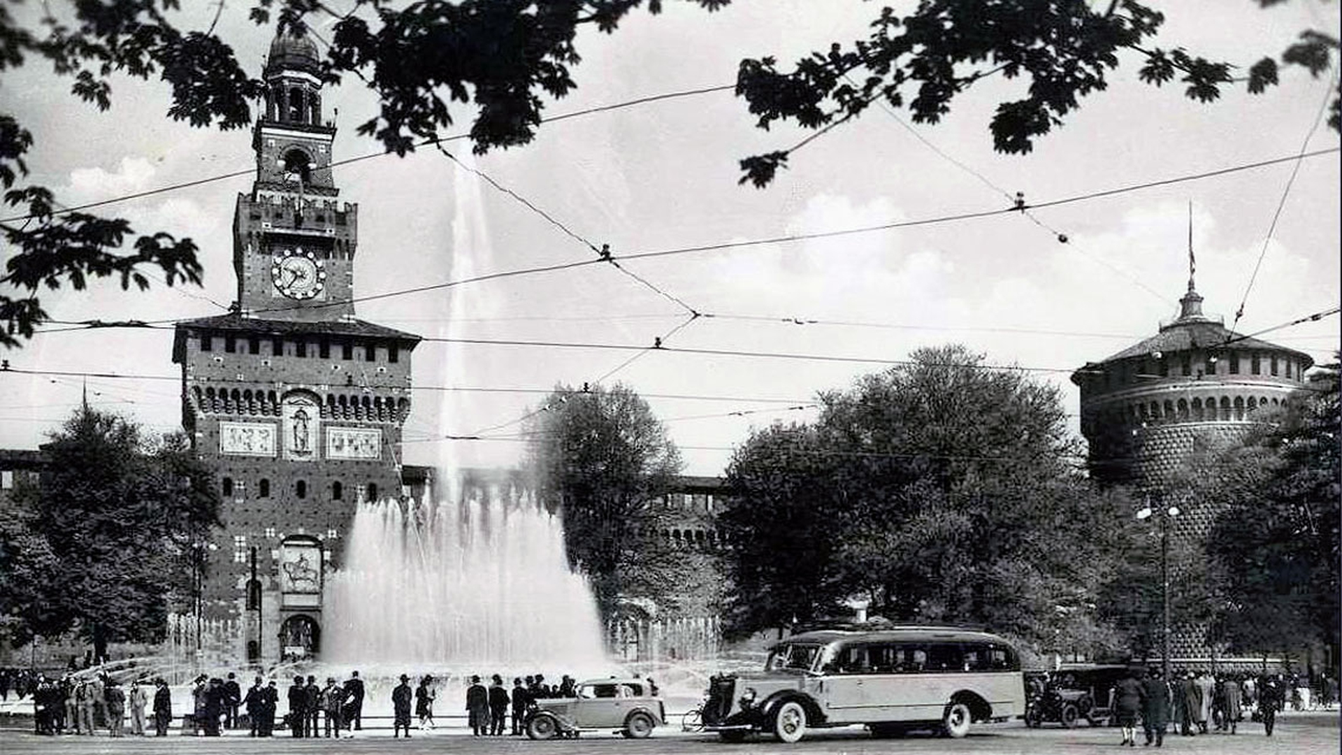 Piazze di Milano con gli alberi