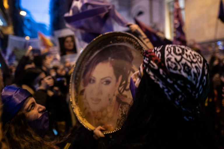 Una manifestazione in Turchia per i diritti delle donne e per la difesa della Convenzione di Istanbul, con il volto di una vittima di femminicidio
